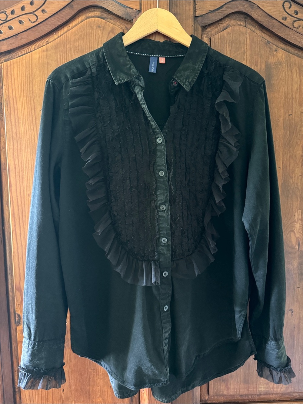 EUC PILCRO TULLE BIB BUTTONDOWN SHIRT. SIZE M.